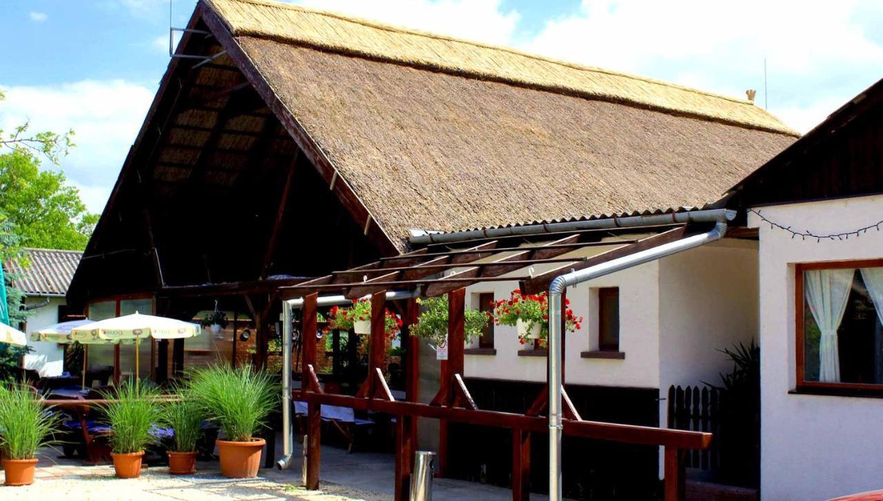 Tassi Halaszcsarda-Karasz Haz Ngoại thất bức ảnh
