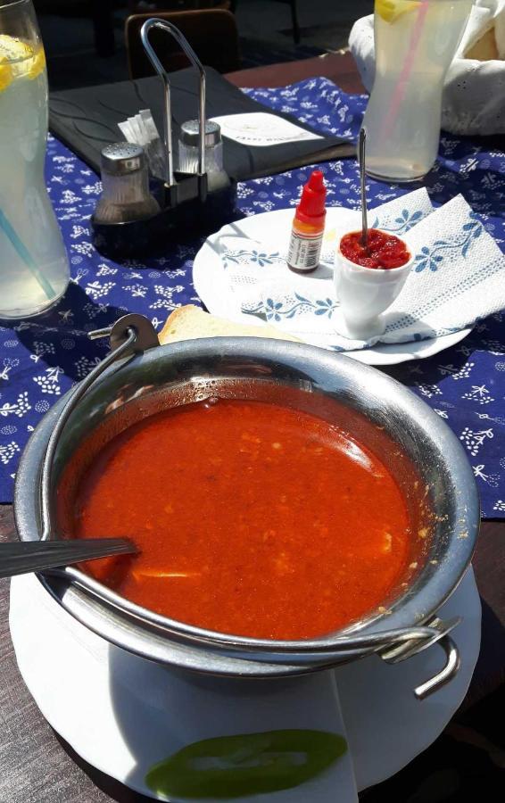Tassi Halaszcsarda-Karasz Haz Ngoại thất bức ảnh