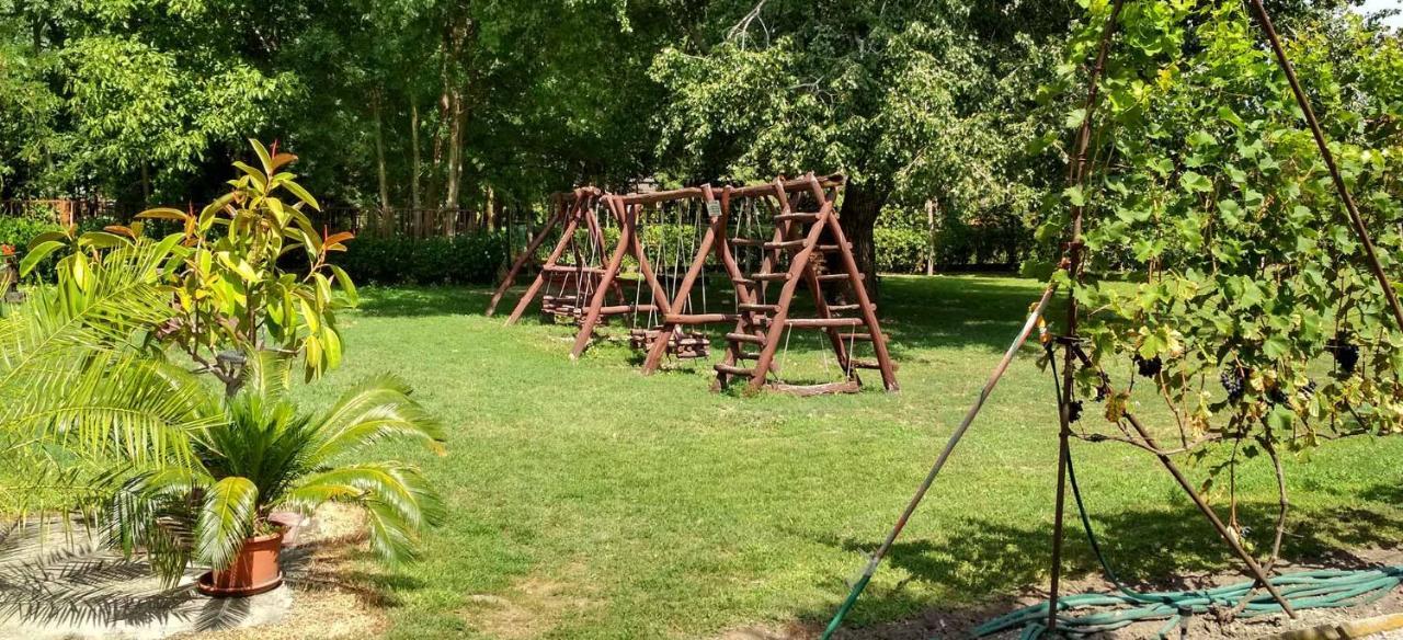 Tassi Halaszcsarda-Karasz Haz Ngoại thất bức ảnh