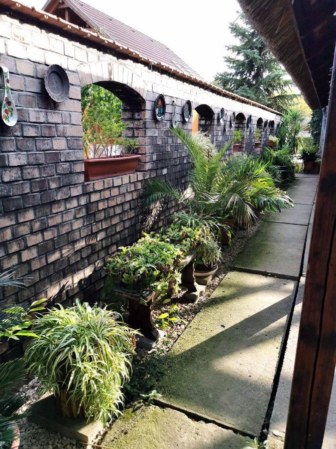 Tassi Halaszcsarda-Karasz Haz Ngoại thất bức ảnh